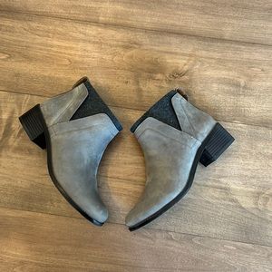 Vionic Hope Joslyn 7.5 ankle boot in Charcoal.